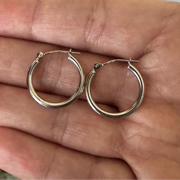 14k Solid White Gold Polished Hoop Earrings - Picture 14 of 15